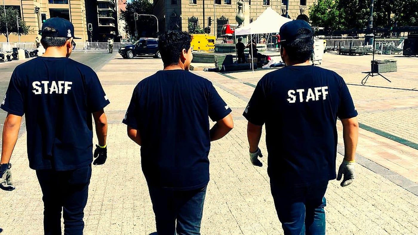 Staff de Kpital caminando en el centro de Santiago