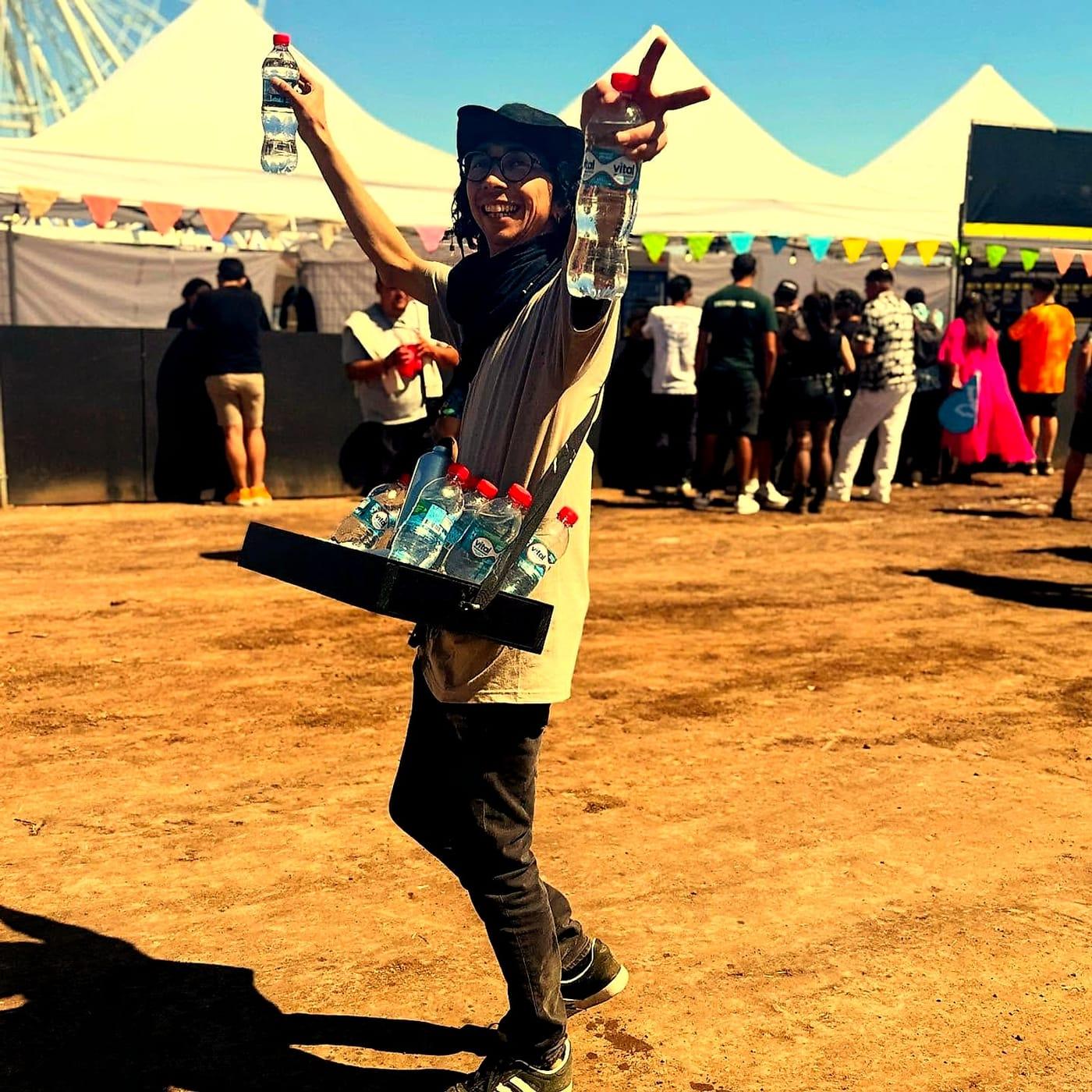 Vendedor móvil recorriendo Creamfields con una bandeja
