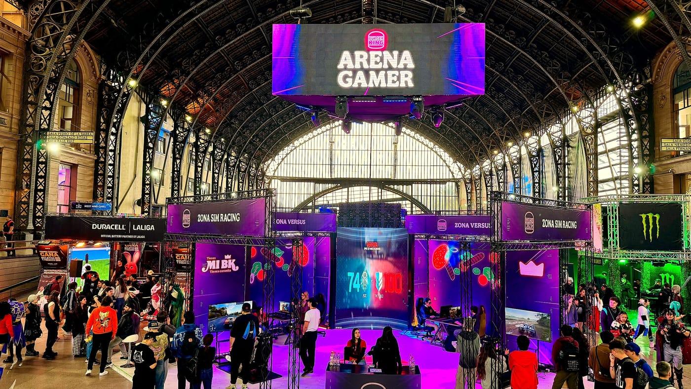 Arena Gamer con público bajo la estructura de Expo Game 2026
