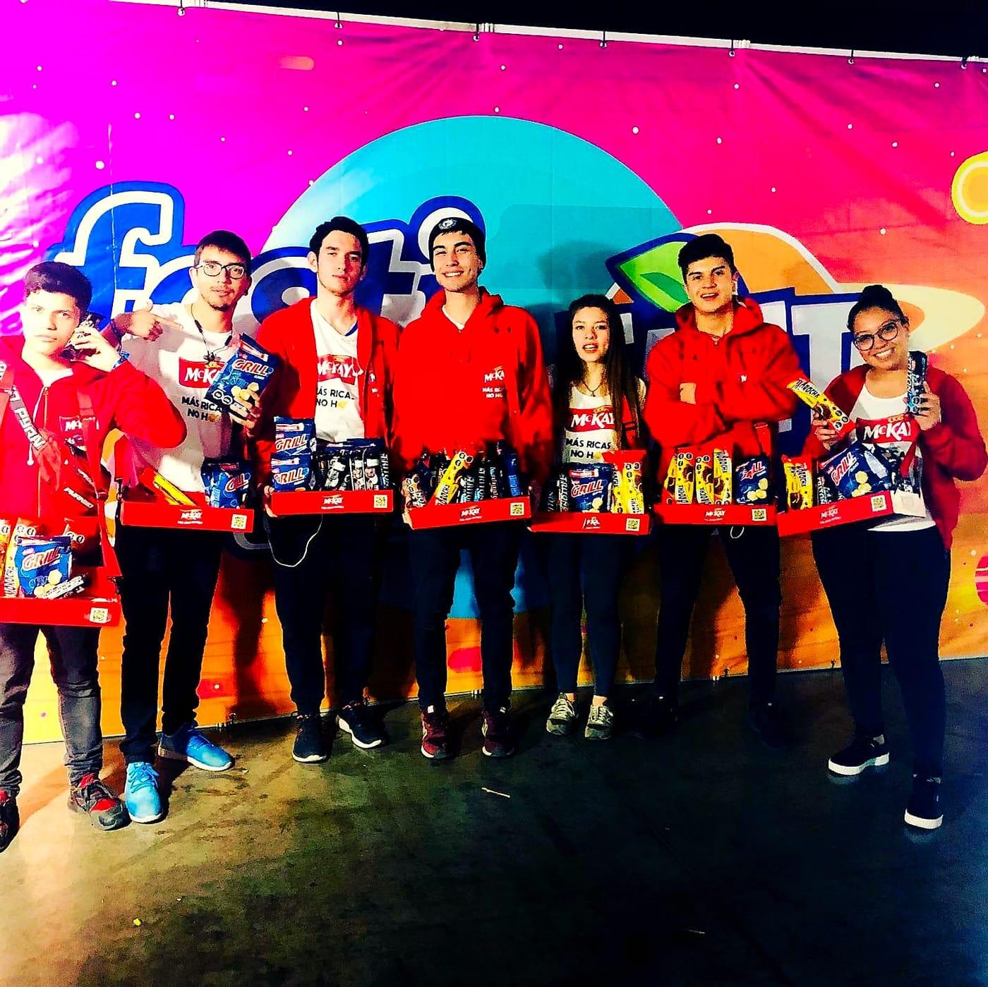 Equipo de promotores con poleras rojas en Festigame