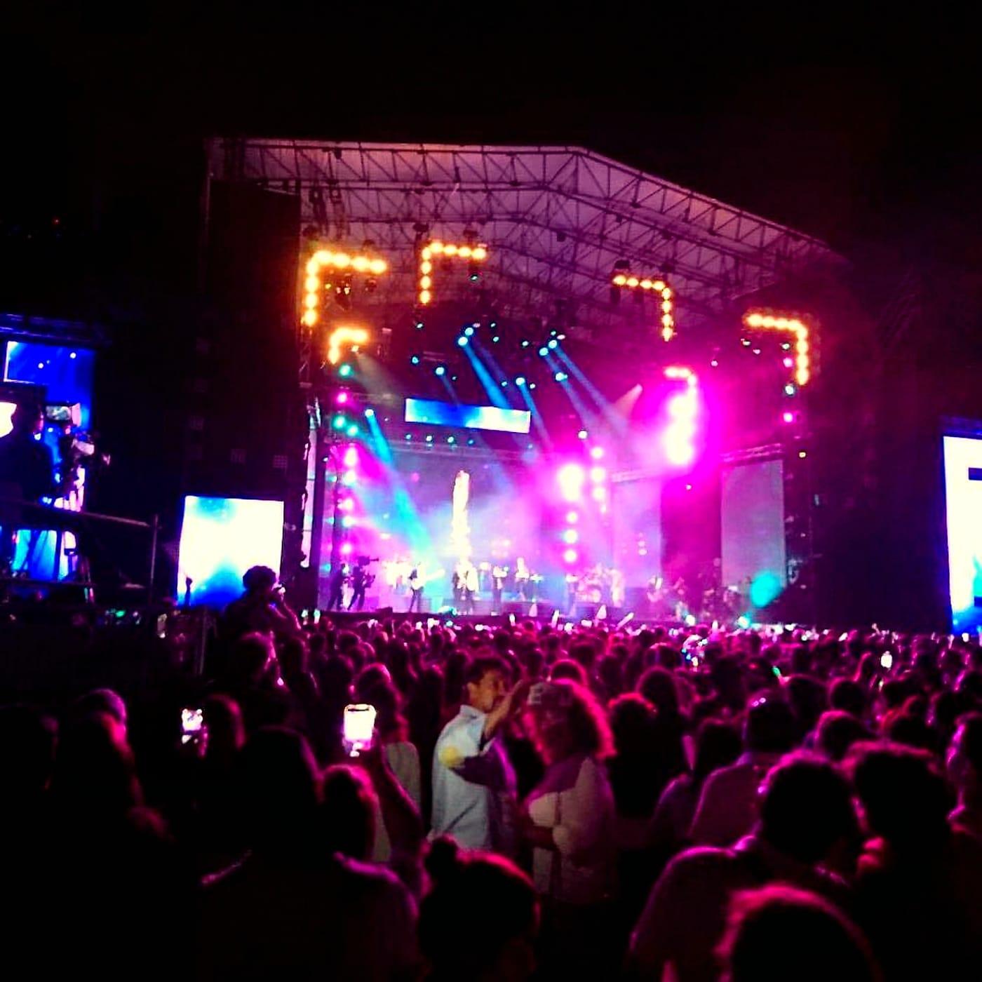 Escenario iluminado del Festival de Las Condes con público