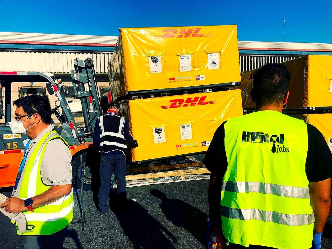 Staff con chaleco Kpital Jobs junto a la carga de Fórmula E